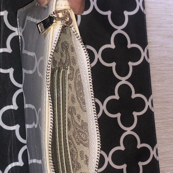 Wristlet or wallet w zipper! Laquer finish creme! - Picture 2 of 5